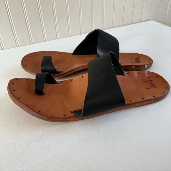 Beek Finch Black Leather Toe Ring Sandals Womens Size 10 - Picture 1 of 11